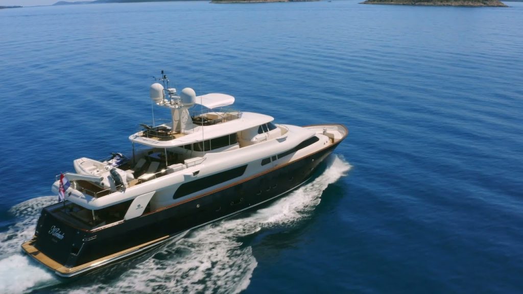 YACHT KLOBUK